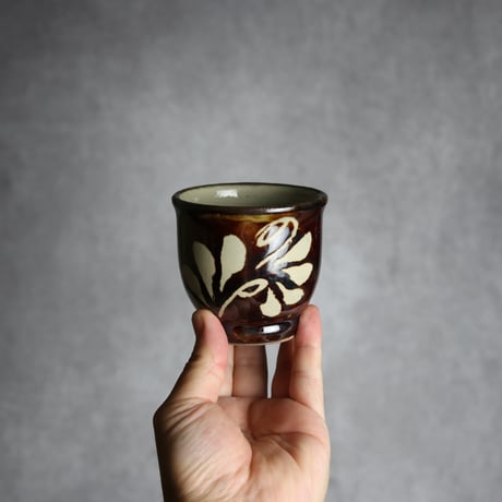 湯呑 飴釉 蝋抜 唐草 やちむん 陶器 真南風工房:7011021