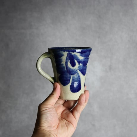 Vマグ大1 呉須釉 菊花唐草 やちむん 陶器 北窯 松田共司工房:7004030