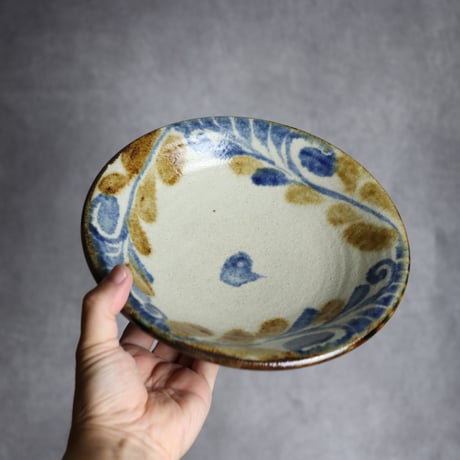 7寸皿1 飴 呉須釉 唐草 やちむん 陶器 榮一工房:7013020