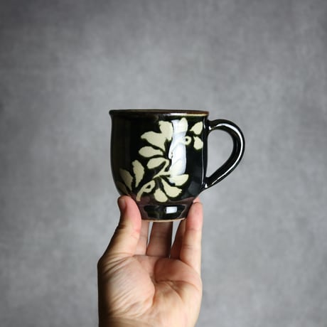 マグカップ 呉須釉 蝋抜 唐草 やちむん 陶器 真南風工房:7011022