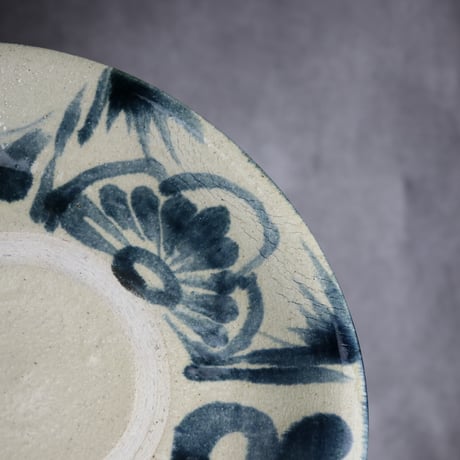 9寸皿1 呉須釉 菊花唐草 やちむん 陶器 北窯 松田共司工房:70040011　※縮みあり
