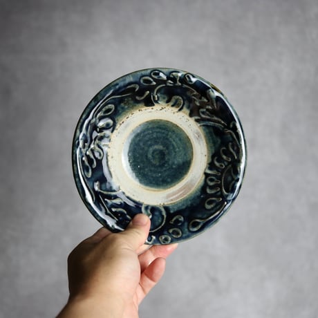 5寸皿1 呉須釉 イッチン 唐草 やちむん 陶器 北窯 宮城正享工房:7005004