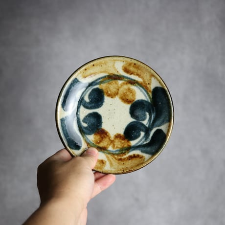 5寸皿 デイゴ唐草 紺 茶 やちむん 陶器 陶芸こまがた:7006012