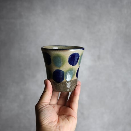Vカップ1 呉須 緑釉 点打 やちむん 陶器 漂窯:7010032