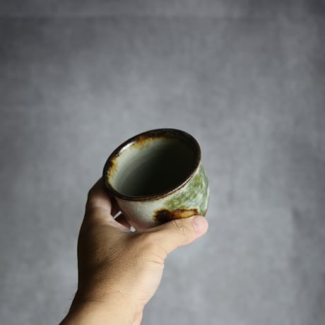 湯呑1 飴 黒呉須釉 唐草  やちむん 陶器 榮一工房:7013078