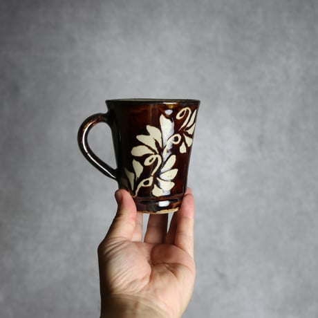 広口マグカップ 飴釉 蝋抜 唐草 やちむん 陶器 真南風工房:7011025