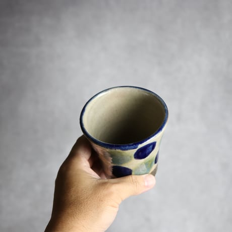Vカップ1 呉須 緑釉 点打 やちむん 陶器 漂窯:7010032