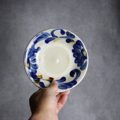 5寸皿1 飴 呉須釉 菊花唐草 やちむん 陶器 漂窯:7010004