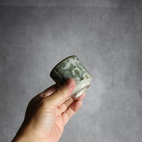 ぐい呑1 黒呉須 唐草 格子 やちむん 陶器 榮一工房:7013170
