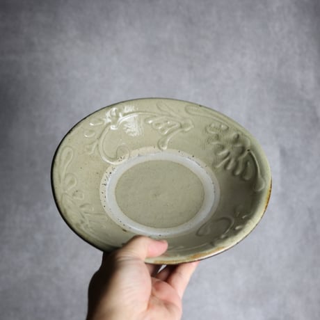 7寸皿1 白釉 イッチン 唐草 やちむん 陶器 北窯 宮城正享工房:7005007