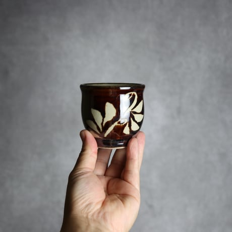 湯呑 飴釉 蝋抜 唐草 やちむん 陶器 真南風工房:7011021