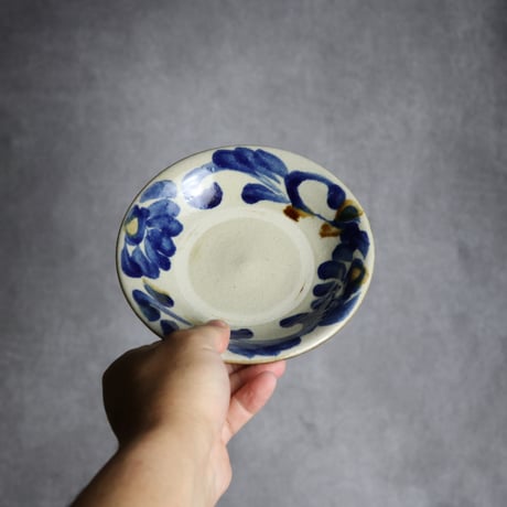 5寸皿1 飴 呉須釉 菊花唐草 やちむん 陶器 漂窯:7010004
