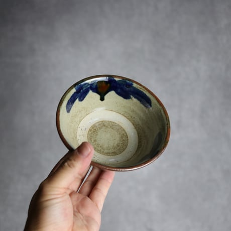 4寸マカイ1 呉須 飴釉 菊花唐草 やちむん 陶器 北窯 宮城正享工房:7005014