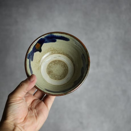 4寸マカイ2 呉須 飴釉 菊花唐草 やちむん 陶器 北窯 宮城正享工房:7005014