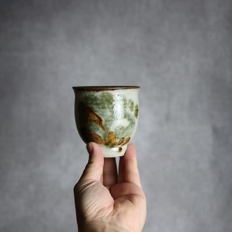 湯呑1 飴 黒呉須釉 唐草  やちむん 陶器 榮一工房:7013078