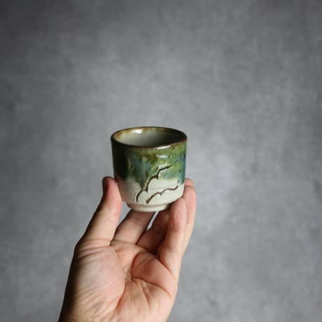 ぐい呑2 緑釉 線彫唐草 やちむん 陶器 榮一工房:7013170