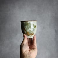湯呑1 飴 黒呉須釉 唐草  やちむん 陶器 榮一工房:7013078