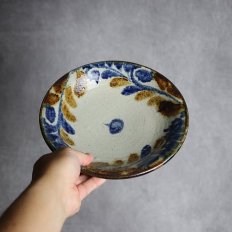 7寸皿1 飴 呉須釉 唐草 やちむん 陶器 榮一工房:7013020