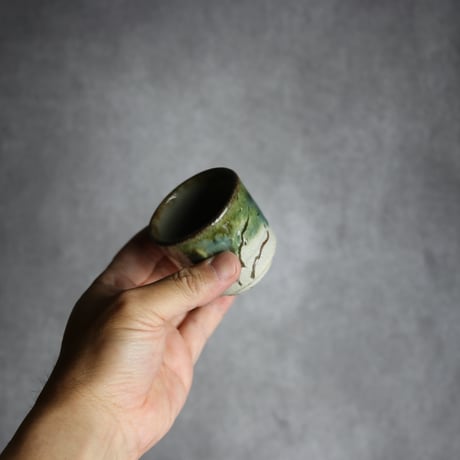 ぐい呑2 緑釉 線彫唐草 やちむん 陶器 榮一工房:7013170