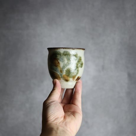 湯呑2 飴 黒呉須釉 唐草  やちむん 陶器 榮一工房:7013078