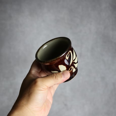 湯呑 飴釉 蝋抜 唐草 やちむん 陶器 真南風工房:7011021