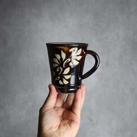 広口マグカップ 飴釉 蝋抜 唐草 やちむん 陶器 真南風工房:7011025