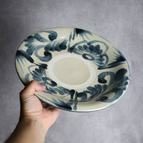 9寸皿1 呉須釉 菊花唐草 やちむん 陶器 北窯 松田共司工房:70040011　※縮みあり