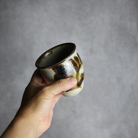湯呑1 黒呉須釉 唐草  やちむん 陶器 榮一工房:7013078