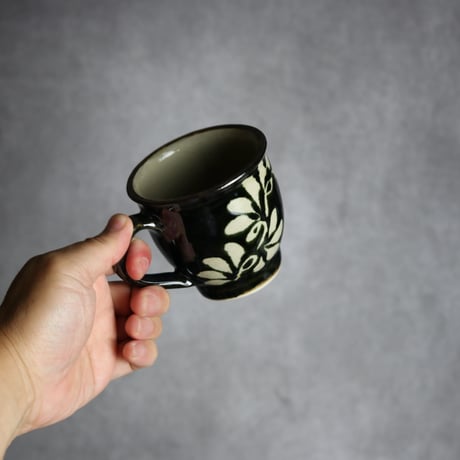 マグカップ 呉須釉 蝋抜 唐草 やちむん 陶器 真南風工房:7011022