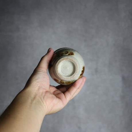 湯呑1 飴 黒呉須釉 唐草  やちむん 陶器 榮一工房:7013078