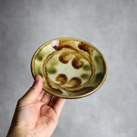 5寸皿 デイゴ唐草 緑 茶 やちむん 陶器 陶芸こまがた:7006013