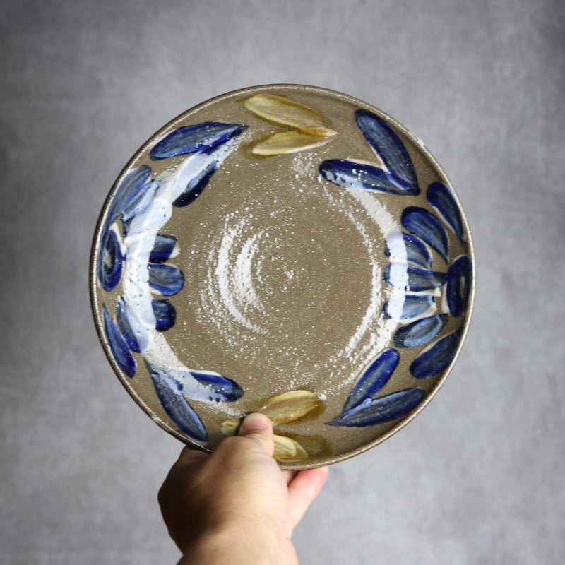 7寸平皿2 飴 呉須釉 菊花双葉 やちむん 陶器 漂窯:7010007 | MADE IN O