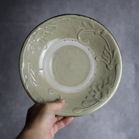 7寸皿1 白釉 イッチン 唐草 やちむん 陶器 北窯 宮城正享工房:7005007
