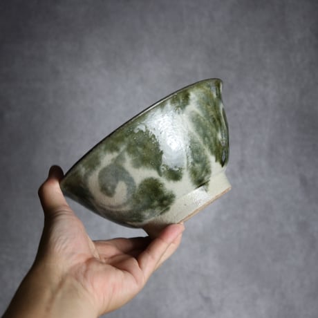 6寸マカイ2 黒呉須釉 菊唐草紋 やちむん 陶器 榮一工房:7013042※高台化粧ヒビ