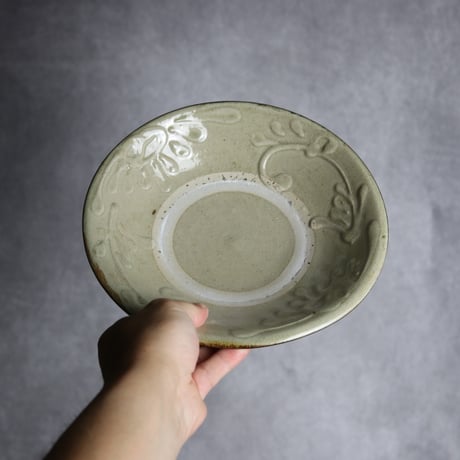 7寸皿1 白釉 イッチン 唐草 やちむん 陶器 北窯 宮城正享工房:7005007