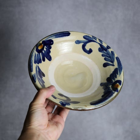 7寸皿1 呉須 飴釉 菊花唐草 やちむん 陶器 北窯 宮城正享工房:7005007