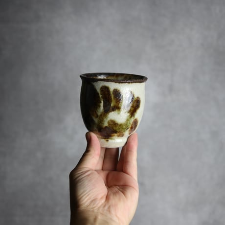 湯呑1 黒呉須釉 唐草  やちむん 陶器 榮一工房:7013078