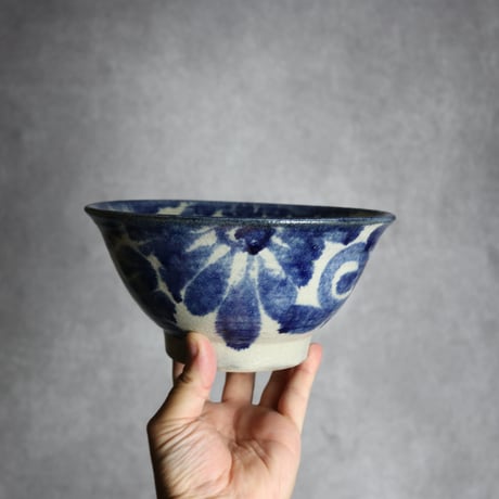 6寸マカイ1 呉須釉 菊唐草紋 やちむん 陶器 榮一工房:7013042　※高台化粧土ヒビ