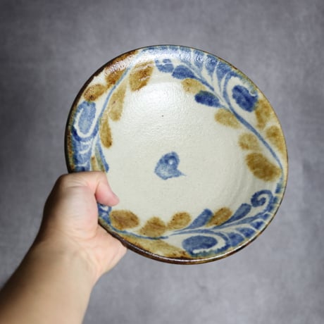 7寸皿1 飴 呉須釉 唐草 やちむん 陶器 榮一工房:7013020