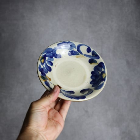 5寸皿1 飴 呉須釉 菊花唐草 やちむん 陶器 漂窯:7010004
