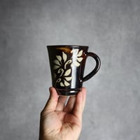 広口マグカップ 飴釉 蝋抜 唐草 やちむん 陶器 真南風工房:7011025