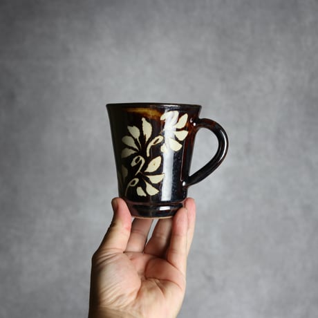 広口マグカップ 飴釉 蝋抜 唐草 やちむん 陶器 真南風工房:7011025
