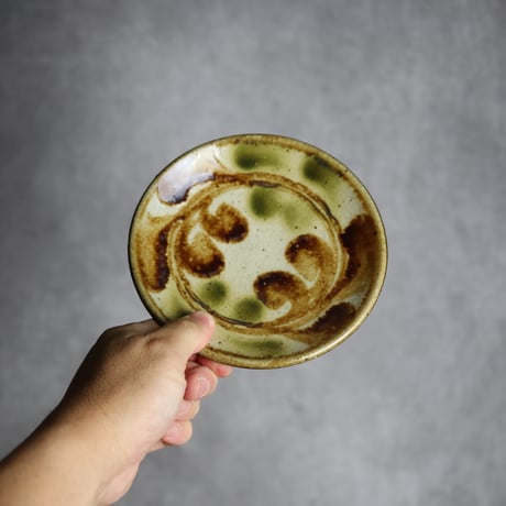 5寸皿 デイゴ唐草 緑 茶 やちむん 陶器 陶芸こまがた:7006013