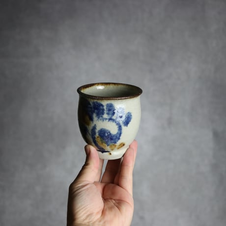 湯呑1 飴 呉須釉 唐草  やちむん 陶器 榮一工房:7013078