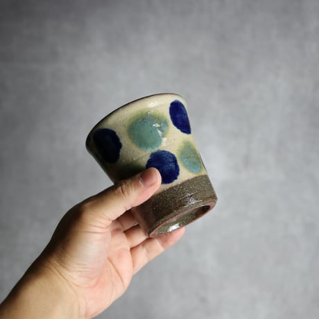 Vカップ1 呉須 緑釉 点打 やちむん 陶器 漂窯:7010032