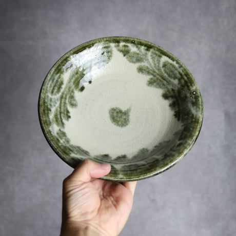 7寸皿1 黒呉須釉 唐草 やちむん 陶器 榮一工房:7013020