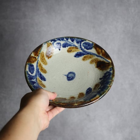 7寸皿1 飴 呉須釉 唐草 やちむん 陶器 榮一工房:7013020