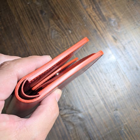 ルガトショルダー赤  二つ折り財布  小銭入れあり