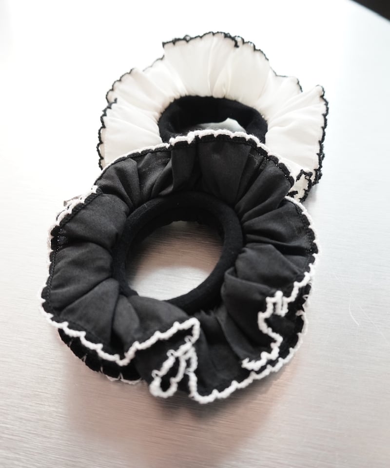 heyep / Silk Bicolor Ruffle Scrunchie | JURK
