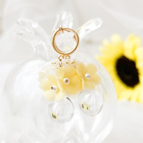 【期間限定】ちゅるんとクリア×カモミール布花のイヤリング/ピアス
